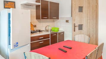 Fridge, stovetop