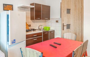 Frigorífico, placa de cocina y utensilios de cocina