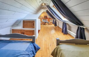 5 bedrooms, travel crib, free WiFi