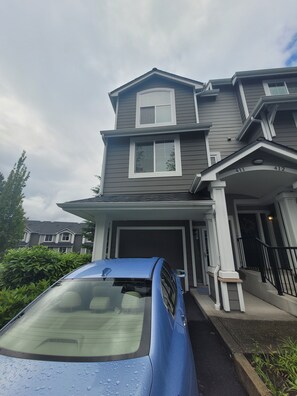 Exterior - One Bedroom One Den Townhome (Bothell)