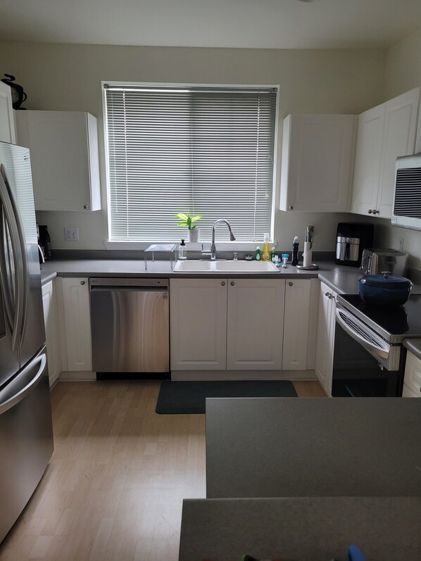Fridge, microwave, oven, stovetop - One Bedroom One Den Townhome (Bothell)