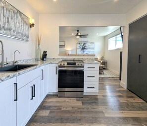 Kjøleskap, mikrobølgeovn, ovn og kokeplater