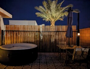 Outdoor spa tub - "Casa Blanca" Spa & Tranquility for 2 💕 (Lake Havasu City)