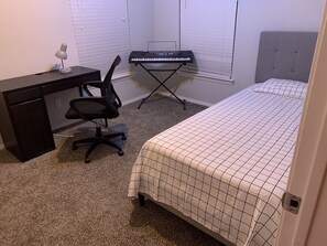 2 bedrooms, WiFi, bed sheets - Adorable Cozy House (Austin)