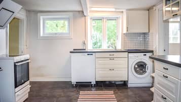 Køleskab, kogeplade, opvaskemaskine, kaffe-/temaskine