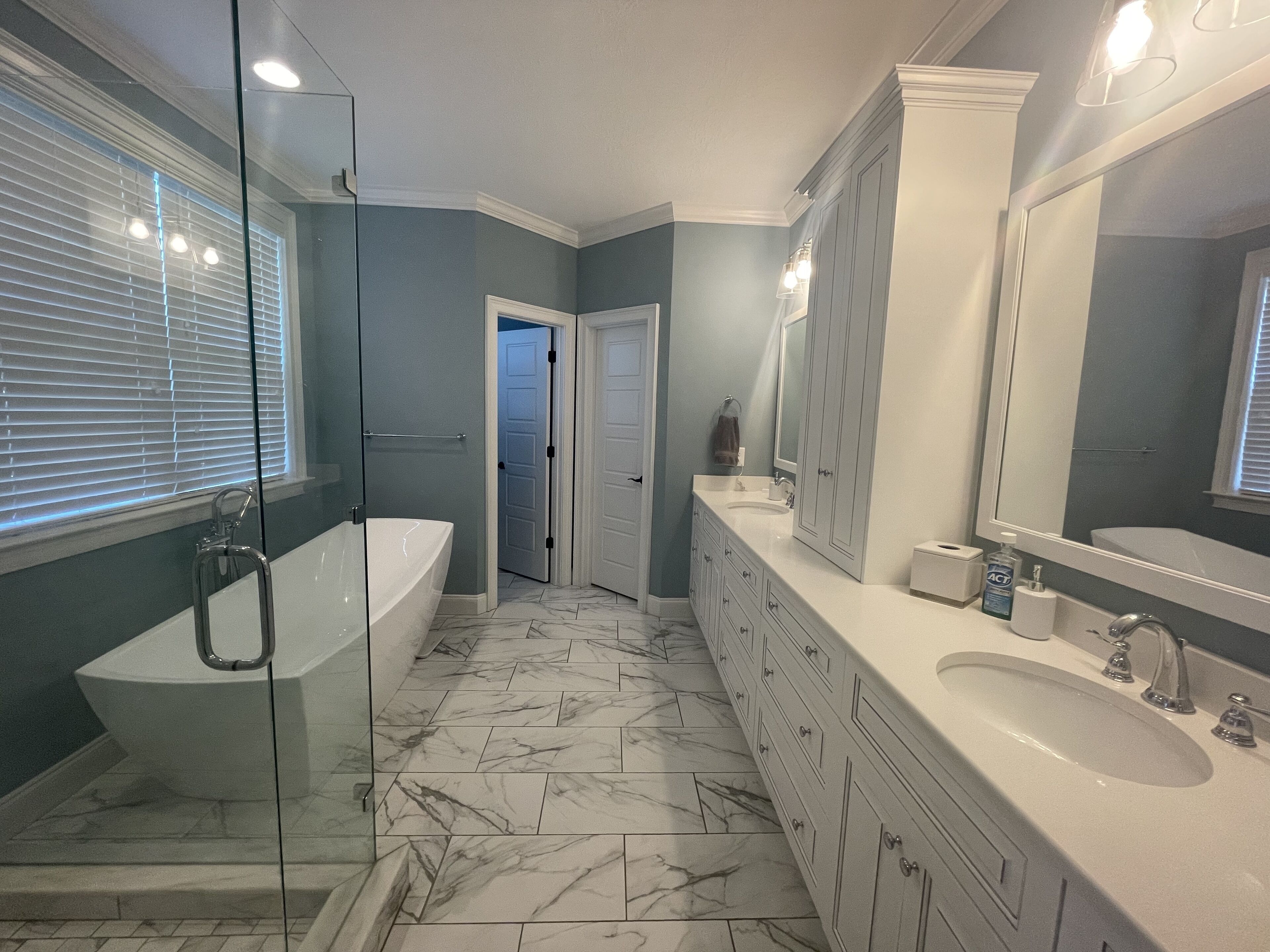 Ensemble douche/baignoire, serviettes fournies, papier toilette