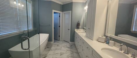 Ensemble douche/baignoire, serviettes fournies, papier toilette