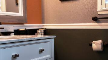 Badkar/dusch, hÄrtork, handdukar och tvÄl