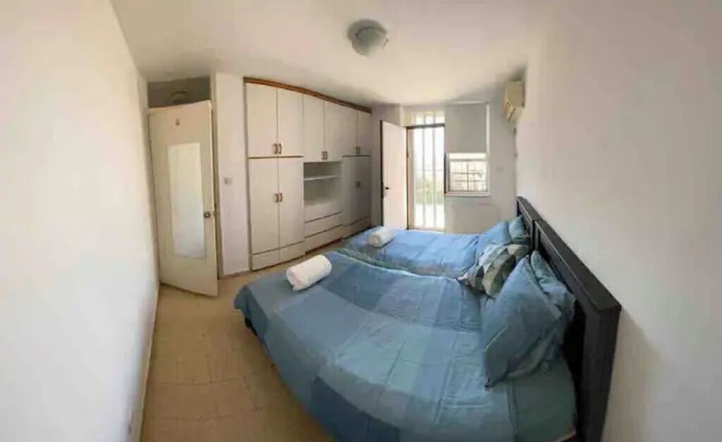 1 chambre, bureau, fer et planche à repasser, lit parapluie