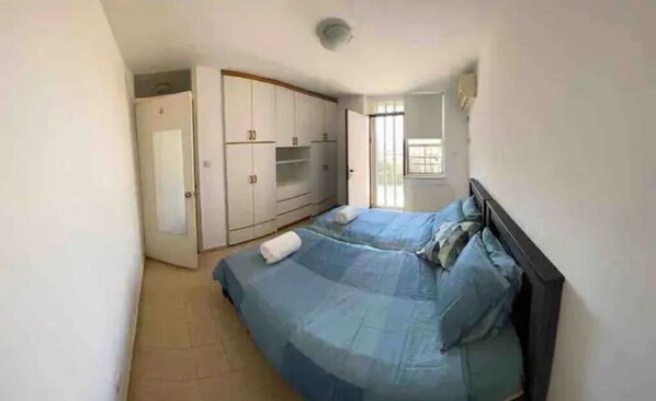 1 habitación, escritorio, tabla de planchar con plancha y cuna de viaje 