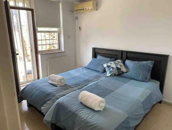 1 Schlafzimmer, Schreibtisch, Bügeleisen/Bügelbrett, Reisekinderbett