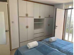 1 Schlafzimmer, Schreibtisch, Bügeleisen/Bügelbrett, Reisekinderbett