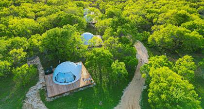 🏕Quiet Country Stay 40 Min. To San Antonio TX Hot Tub, Peddle Boat, Kayaks