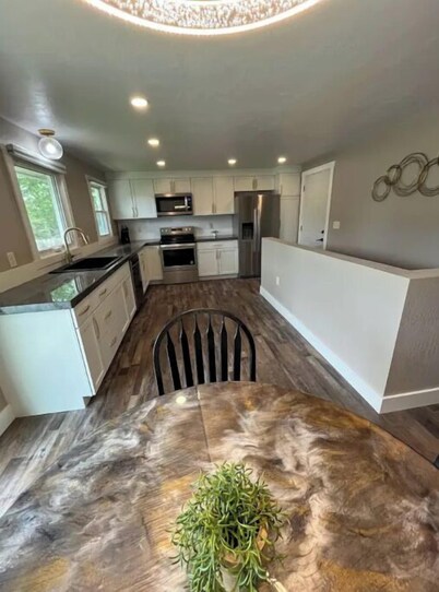 Cozy Home .5 miles from Lambeau Field