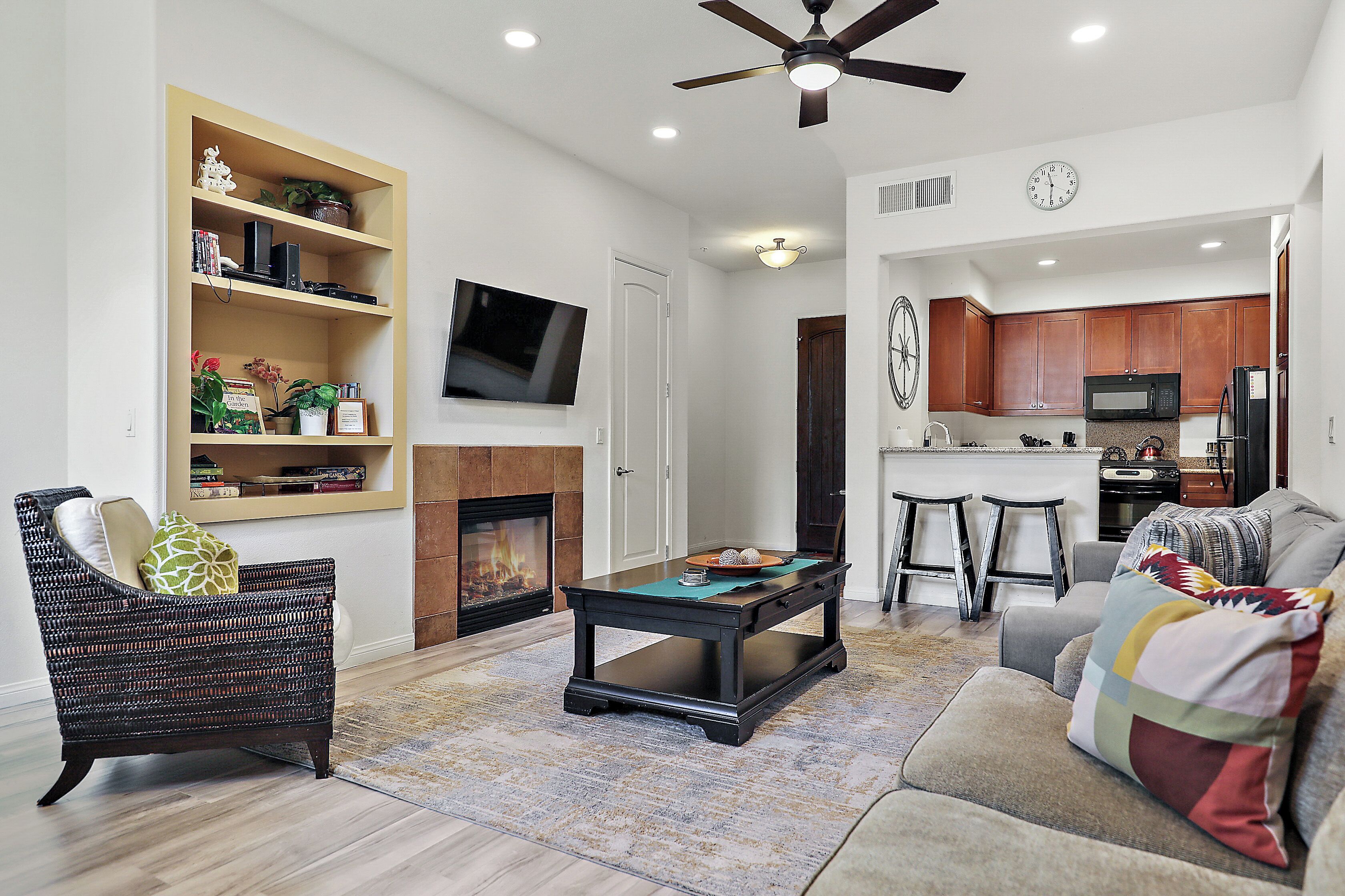 智能電視、壁爐、Netflix、串流服務