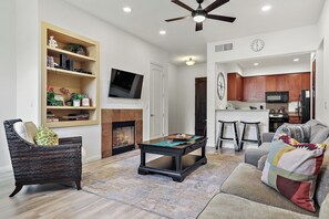Smart TV, fireplace, Netflix, streaming services - Legacy Villas 1 BR suite - 12 Pools/Spas/Mountain Views/Ground Floor (La Quinta)