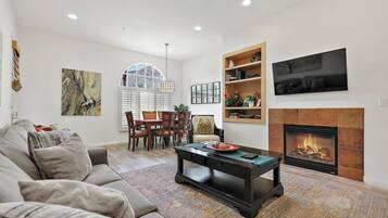 智能電視、壁爐、Netflix、串流服務