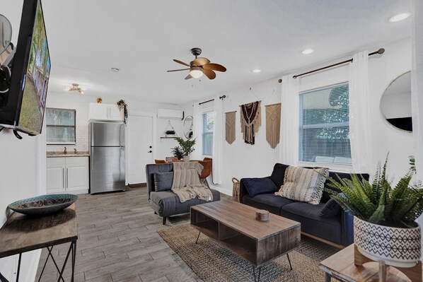 Smart TV - Stylish King Suite • Near Beach, Bars & Dining (Fort Lauderdale)