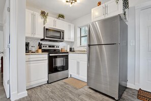 Fridge, microwave, oven, stovetop - Stylish King Suite • Near Beach, Bars & Dining (Fort Lauderdale)