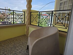 Terrace/patio - 3 Beds, 2 baths, AC,  Netflix,  parking, Hot N cold  
Airport shuttle & Rental (Victoria)