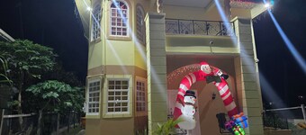 3 Beds, 2 baths, AC,  Netflix,  parking, Hot N cold  
Airport shuttle & Rental