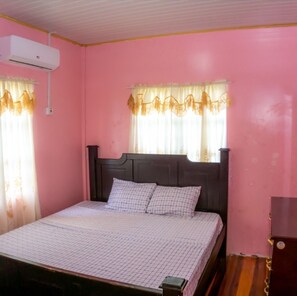 3 bedrooms, desk, iron/ironing board, free WiFi - 3 Beds, 2 baths, AC,  Netflix,  parking, Hot N cold  
Airport shuttle & Rental (Victoria)