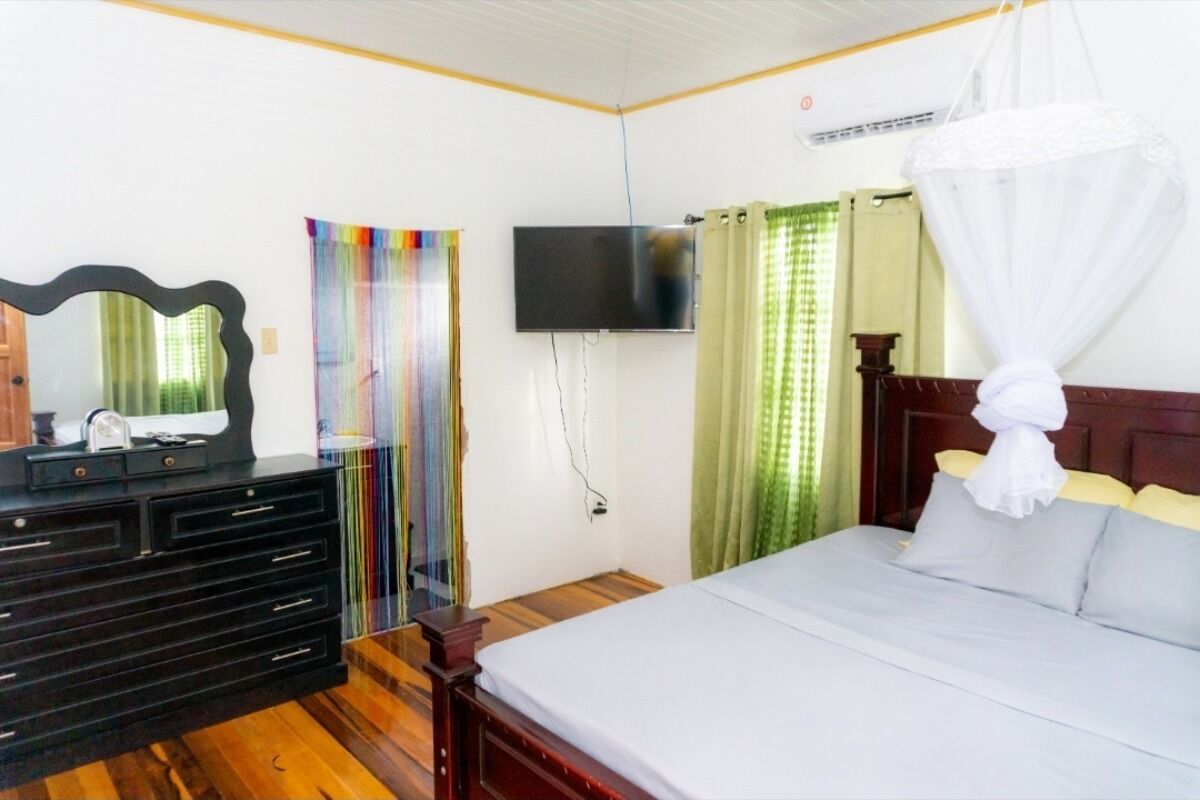 3 dormitorios, escritorio, tabla de planchar con plancha y wifi