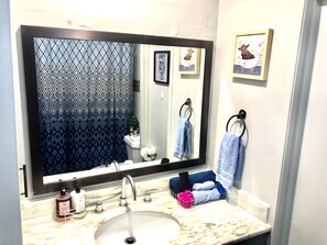 Ducha y bañera combinadas, toallas, jabón y champú