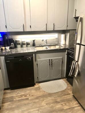 Kjøleskap, mikrobølgeovn, ovn og kokeplater