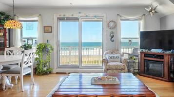 TV connectée, cheminée, livres