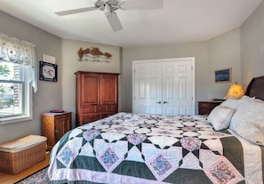 2 bedrooms, desk, Internet, bed sheets