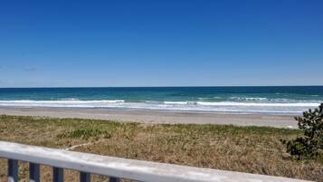 Plage, chaises longues, serviettes de plage