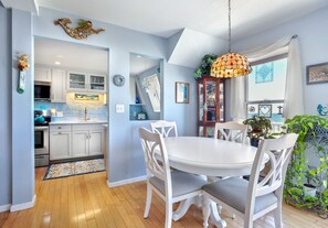Dining - 2 bedroom condo with direct beach access! (Hull)