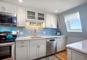 Fridge, microwave, oven, stovetop - 2 bedroom condo with direct beach access! (Hull)
