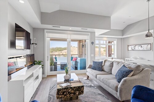 Waterfront, Musical Fountain, Lake MI views, luxury condo downtown