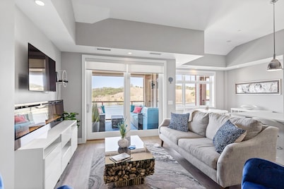 Waterfront, Musical Fountain, Lake MI views, luxury condo downtown