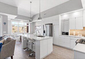 Frigorífico, microondas, horno y placa de cocina