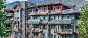 Cozy King Suite/1 King bed & 1 Sofa Bed/Heated pool/3 Hot tubs/Balc BBQ/MTN view