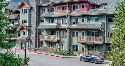 Cozy King Suite/1 King bed & 1 Sofa Bed/Heated pool/3 Hot tubs/Balc BBQ/MTN view