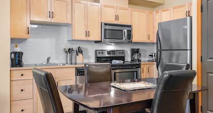 New! King Suite/1 King bed & 1 Sofa Bed/Heated pool/3 Hot tubs/Balc BBQ/MTN view
