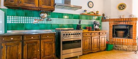 Micro-ondes, four, lave-vaisselle, grille-pain
