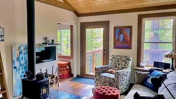 Smart TV, fireplace, books, stereo