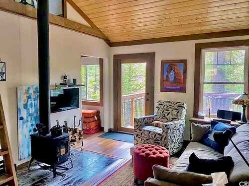 Modern-Chic Cabin in Mineral, 10 Miles to Lassen NP, Level 2 EV Charger, Pets!