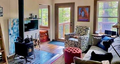 Modern-Chic Cabin in Mineral, 10 Miles to Lassen NP, Level 2 EV Charger, Pets!