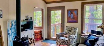 Modern-Chic Cabin in Mineral, 10 Miles to Lassen NP, Level 2 EV Charger, Pets!