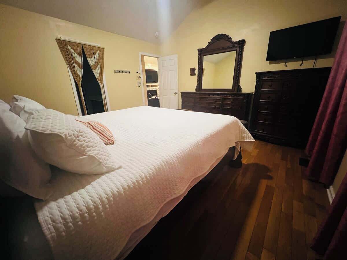 4 dormitorios, escritorio, tabla de planchar con plancha y cuna de viaje