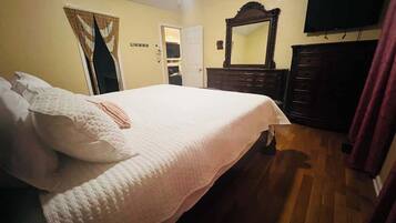 4 dormitorios, escritorio, tabla de planchar con plancha y cuna de viaje