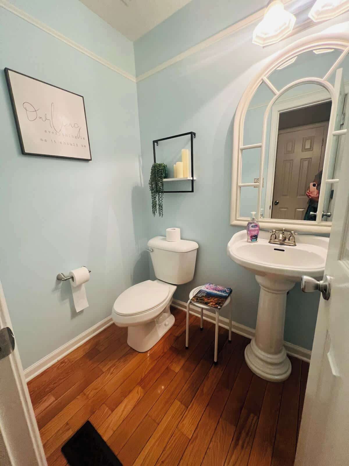 Un bagno con il water, lavandino e specchio.