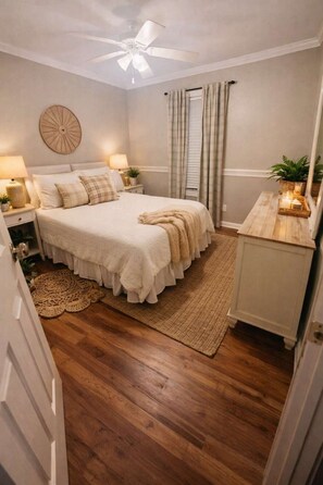 4 habitaciones, escritorio y tabla de planchar con plancha