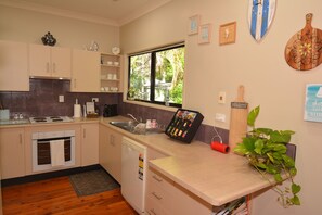 Refrigerador, microondas, horno y lavavajillas